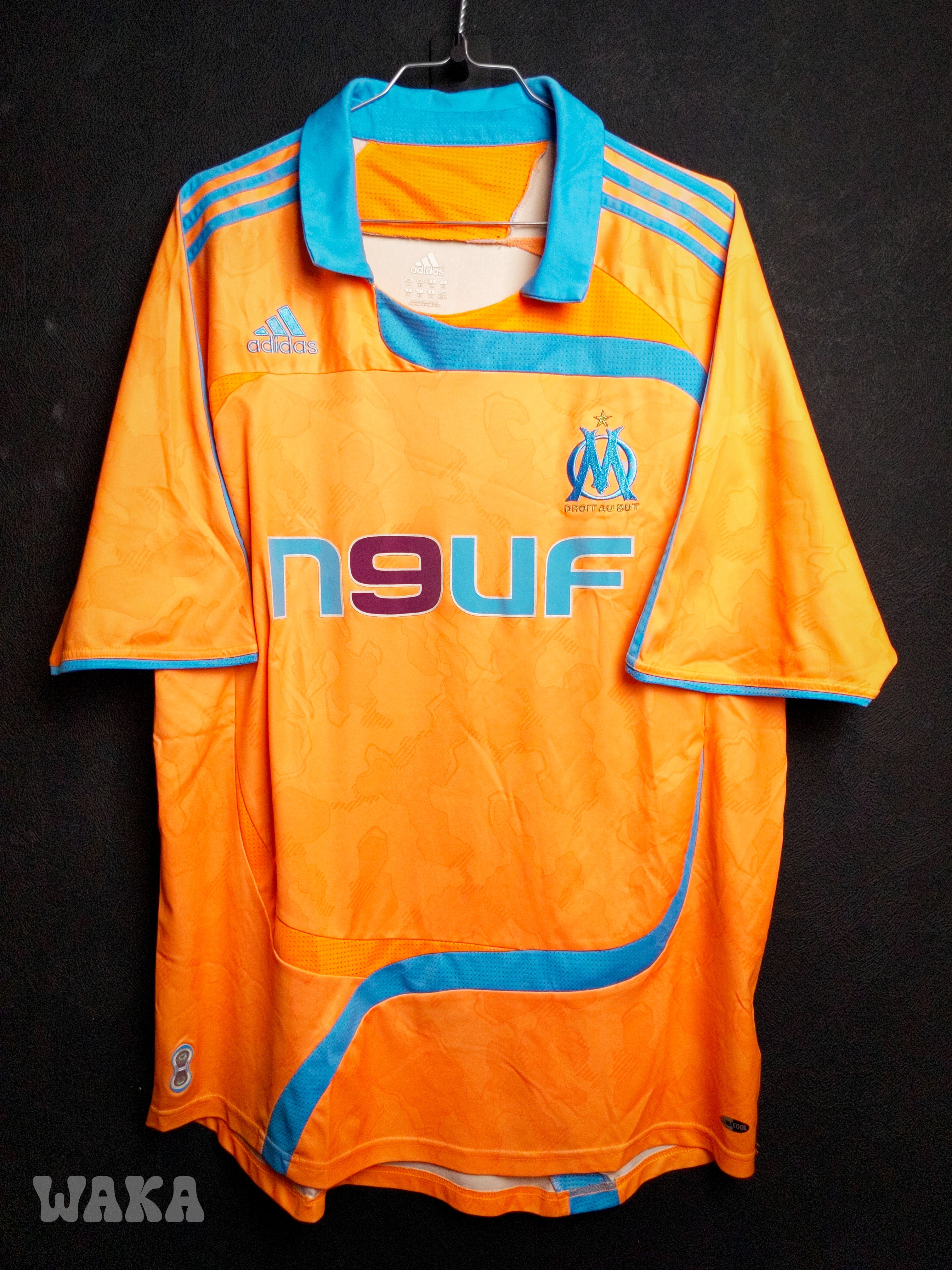 Olympique de Marseille – Maillot Third 2025/2026 🔵🤍 Un design qui ne passe clairement pas inaperçu ! Ce maillot Third 2025/2026 de l'OM mise sur un bleu profond sublimé par un motif Olympique de Marseille – Maillot Third 2025/2026 🔵🤍 Un design qui ne passe clairement pas inaperçu ! Ce maillot Third 2025/2026 de l'OM mise sur un bleu profond sublimé par un motif